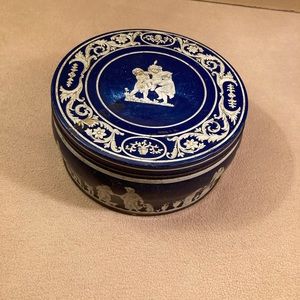 English Wedgewood style tole biscuit tin very collectible Huntley & Palmers co.